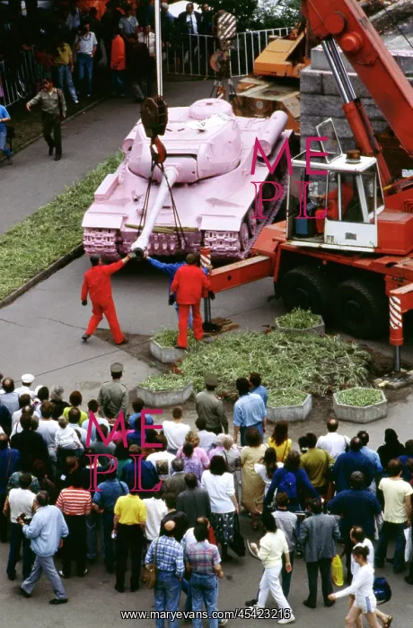 : Pink tank commemorating liberation of Prague : Pink tank commemorating liberation of Prague