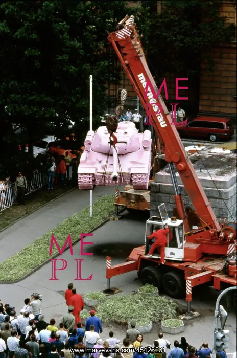 : Pink tank commemorating liberation of Prague : Pink tank commemorating liberation of Prague