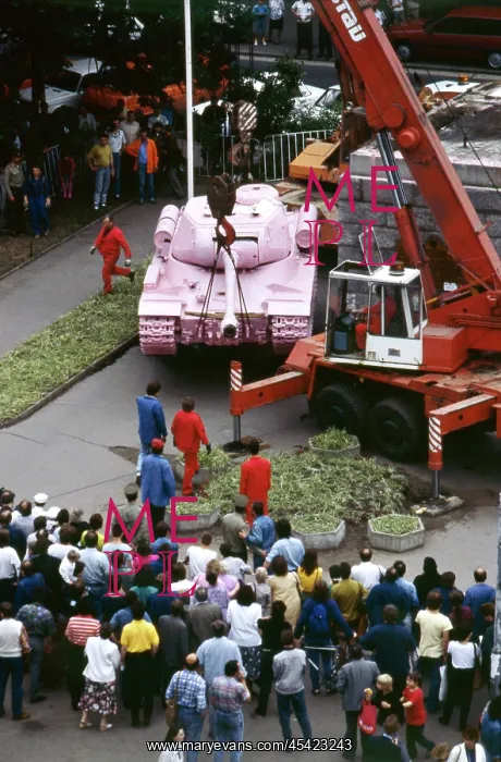 : Pink tank commemorating liberation of Prague : Pink tank commemorating liberation of Prague