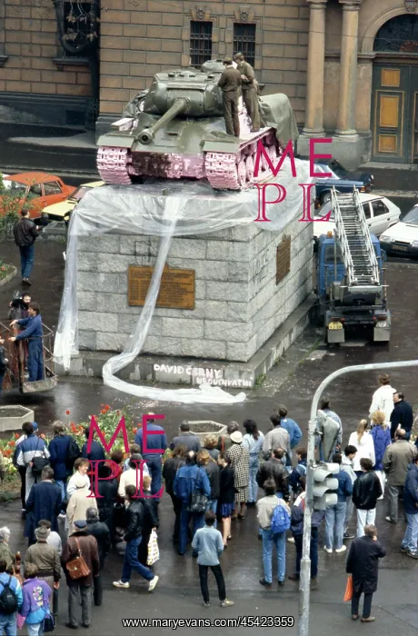 : Pink tank commemorating liberation of Prague : Pink tank commemorating liberation of Prague
