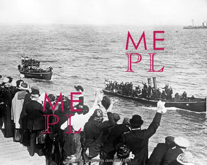 : Pinnaces landing marines at Ostend, WW1 : Pinnaces landing marines at Ostend, WW1
