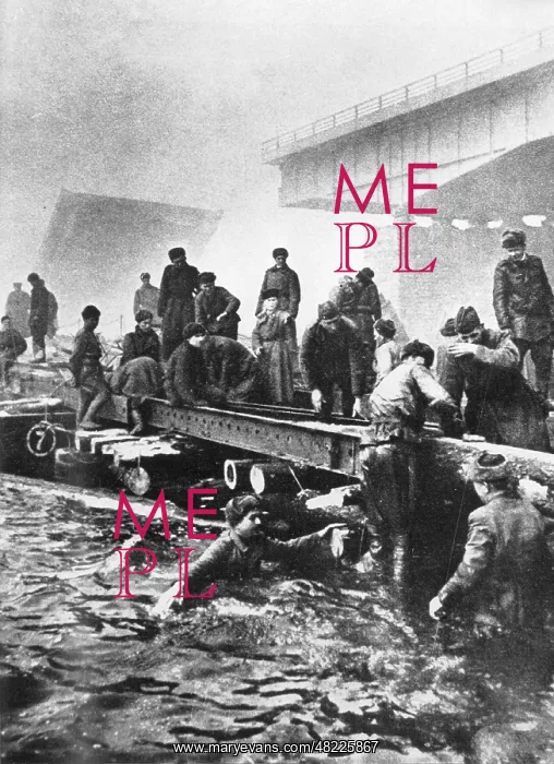 : Pioneers of the Red Army building a bridge over the Oder : Pioneers of the Red Army building a bridge over the Oder