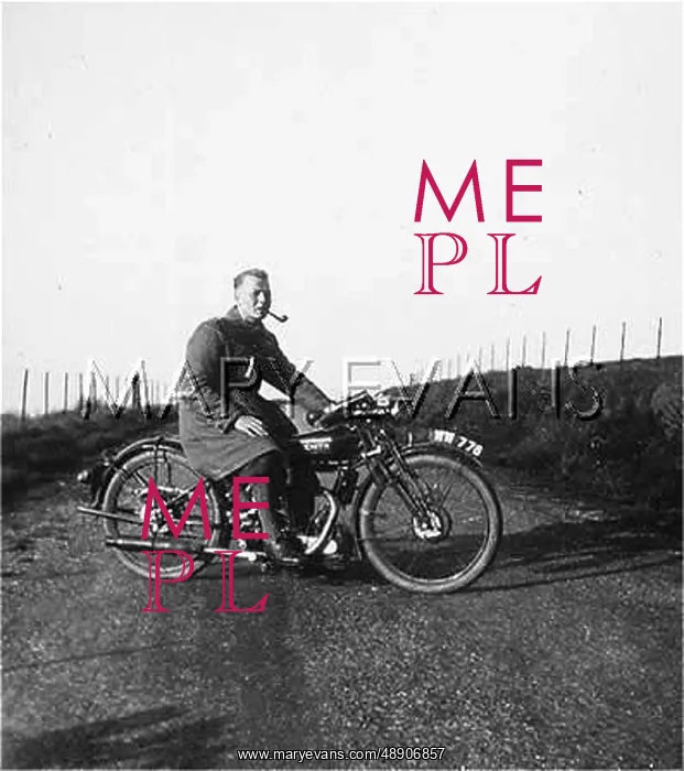 : PIPE SMOKING M / CYCLIST : PIPE SMOKING M / CYCLIST