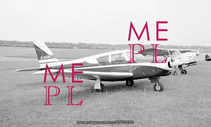 : Piper Comanche G-AHRI : Piper Comanche G-AHRI