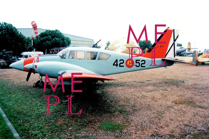 : Piper PA-23 Aztec E.19-3 - 42-52 : Piper PA-23 Aztec E.19-3 - 42-52