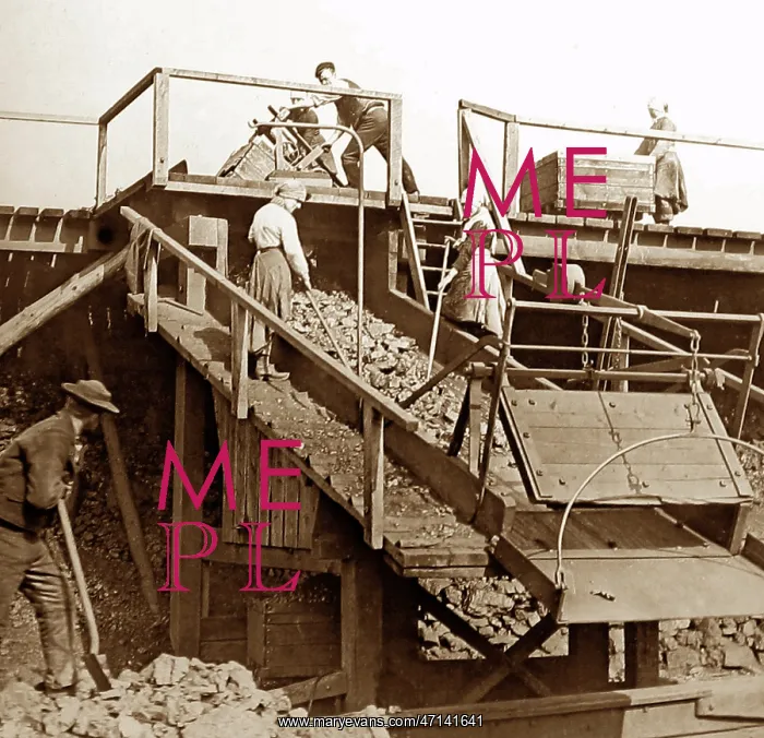 : Pit lasses working on a scree at an English coal mine : Pit lasses working on a scree at an English coal mine