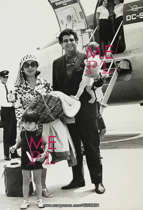 : Pl cido Domingo with his family : Pl cido Domingo with his family