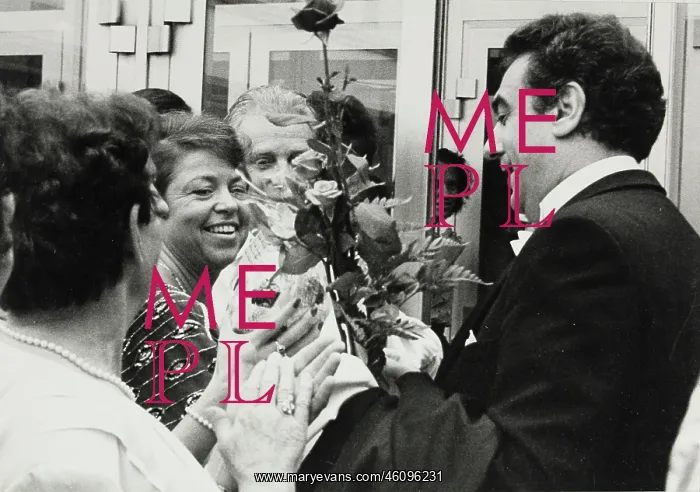 : Pl cido Domingo with fans : Pl cido Domingo with fans