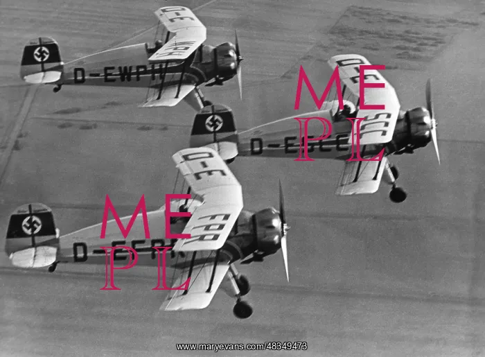 : Planes of the German Aerobatic Squadron over Brussels, 1939 : Planes of the German Aerobatic Squadron over Brussels, 1939