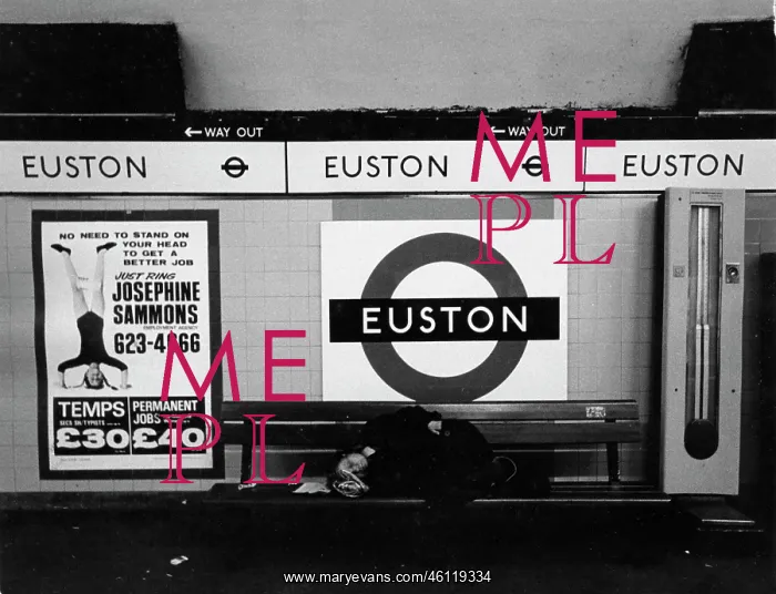 : Platform scene, Euston underground station, London : Platform scene, Euston underground station, London