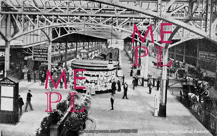 : Platform scene at Marylebone Station, London : Platform scene at Marylebone Station, London