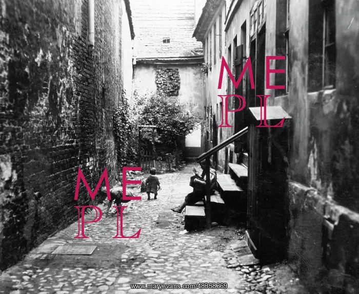 : Playing children in a Berlin backyard, 1926 : Playing children in a Berlin backyard, 1926