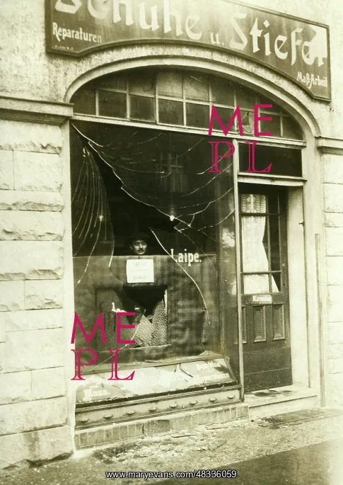 : Plundered shop window in Berlin, 1919 : Plundered shop window in Berlin, 1919
