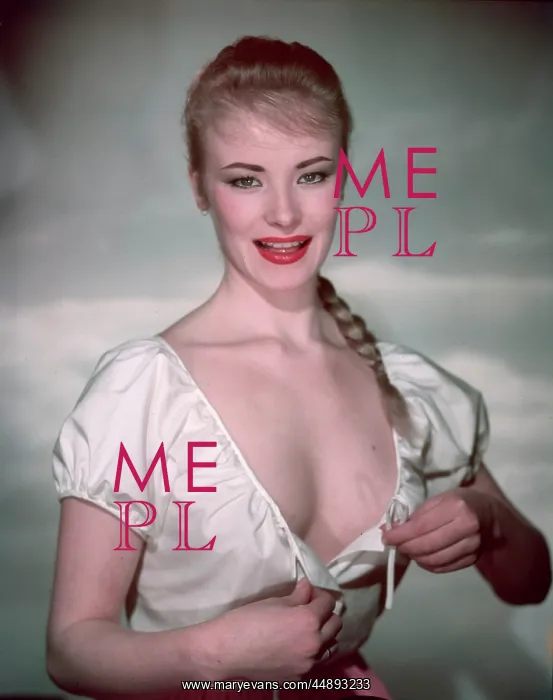 : PLUNGING NECKLINE : PLUNGING NECKLINE
