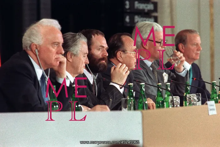 : Two Plus Four conference in Bonn : Two Plus Four conference in Bonn
