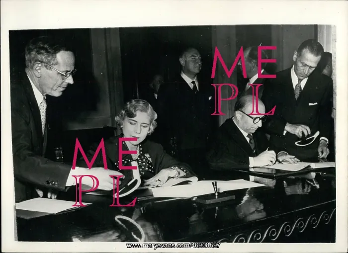 : PM Scelba of Italy, Clare Booth Luce, sign treaty, Rome : PM Scelba of Italy, Clare Booth Luce, sign treaty, Rome
