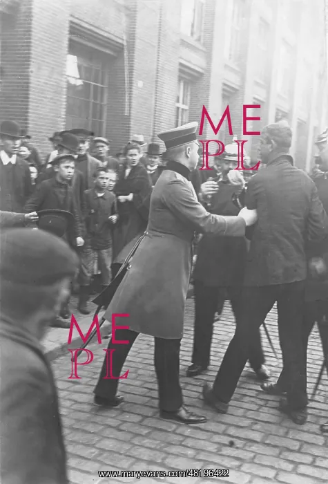 : Police arrest a rioter during a strike. 1910 : Police arrest a rioter during a strike. 1910
