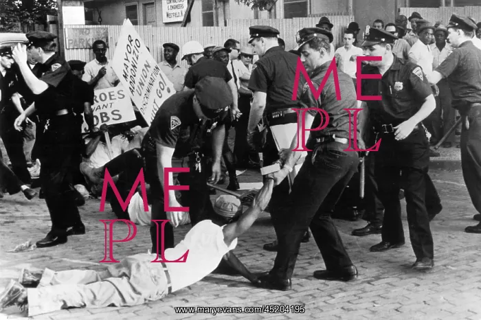 : Police attempt to break up demonstration ? : Police attempt to break up demonstration ?