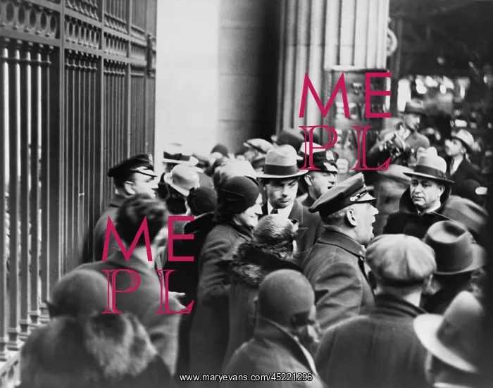 : Police control a crowd of panicked depositors ? : Police control a crowd of panicked depositors ?