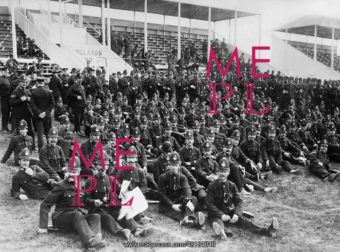 : Police forces at the racecourse in Epsom, 1914 : Police forces at the racecourse in Epsom, 1914