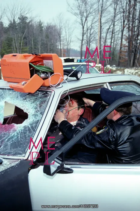 : POLICE OFFICER ADMINISTERING OXYGEN TO ACCIDENT : POLICE OFFICER ADMINISTERING OXYGEN TO ACCIDENT