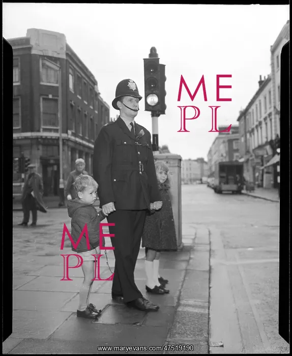 : POLICE OFFICER / CHILDREN : POLICE OFFICER / CHILDREN
