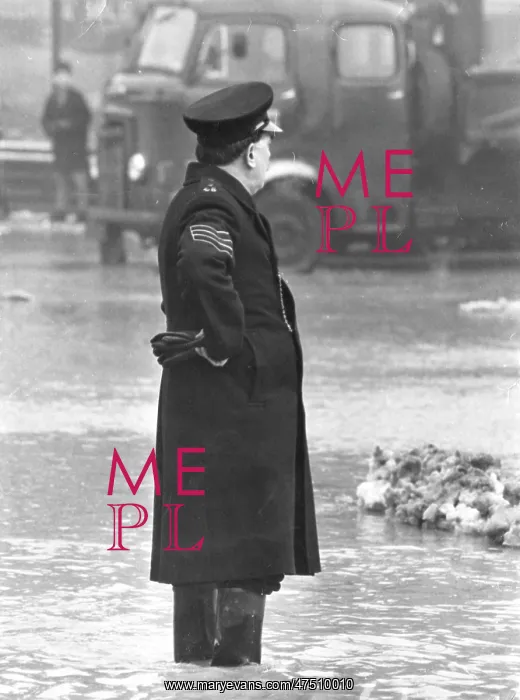  : POLICE OFFICER IN FLOOD