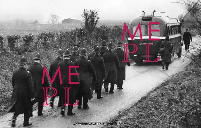 : Police operation in Wortham, England, 1934 : Police operation in Wortham, England, 1934