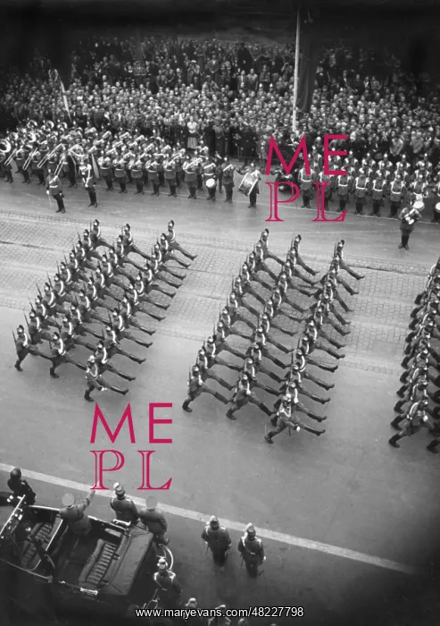 : Police parading in front of the Fuehrer, 1937 : Police parading in front of the Fuehrer, 1937