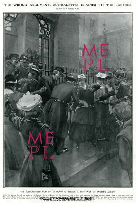 : Police removing suffragettes chained to railings 1908 : Police removing suffragettes chained to railings 1908