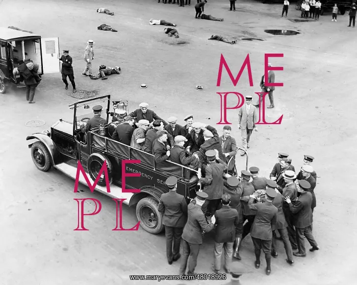 : Police students train for a raid in the USA, 1925 : Police students train for a raid in the USA, 1925