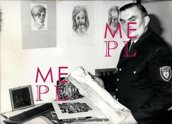 : Policeman has exhibition of paintings and sculptures, Munich : Policeman has exhibition of paintings and sculptures, Munich