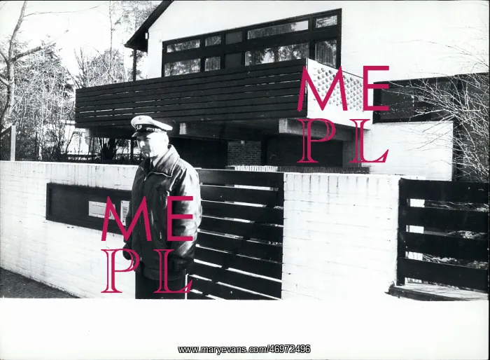 : Policeman in front of home of kidnapped Peter Lorenz : Policeman in front of home of kidnapped Peter Lorenz