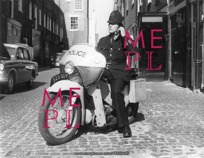 : POLICEMAN ON MOTORBIKE : POLICEMAN ON MOTORBIKE