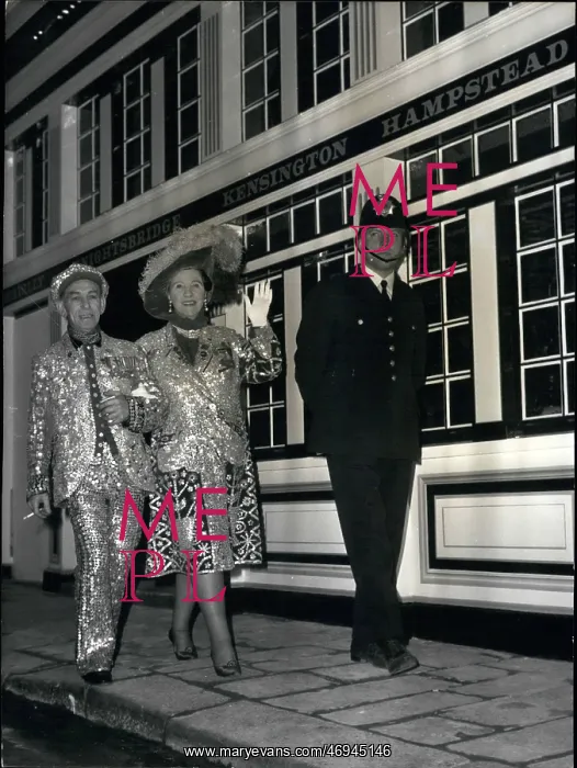: Policeman, Pearly King and Queen, pub in Paris : Policeman, Pearly King and Queen, pub in Paris