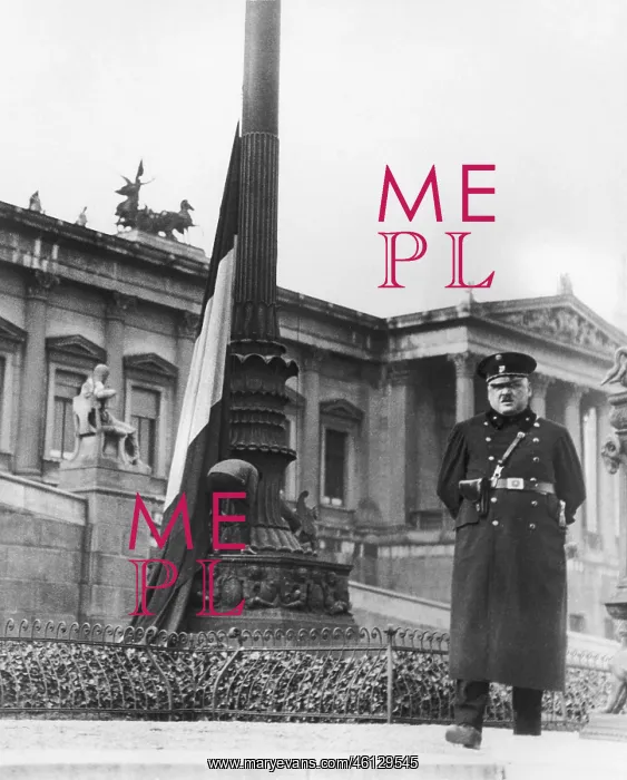 : A policeman stands in front of the Austrian Parliament in Vi : A policeman stands in front of the Austrian Parliament in Vi