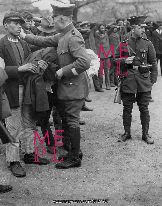 : Policemen go through the pockets of looters, 1919 : Policemen go through the pockets of looters, 1919