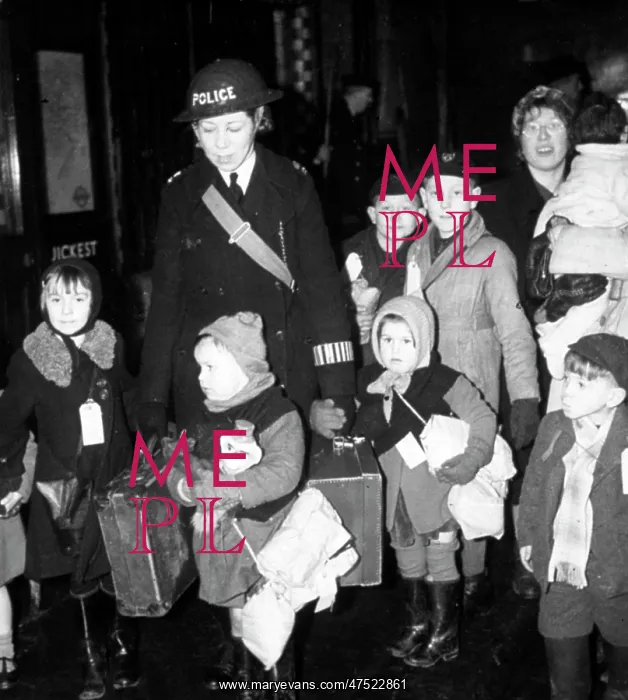 : Policewoman with evacuee children, WW2 : Policewoman with evacuee children, WW2
