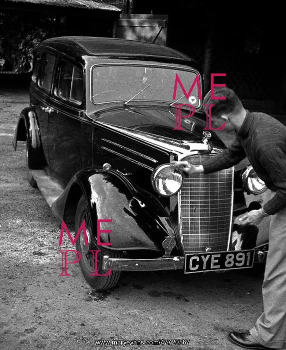 : Polishing the motor car : Polishing the motor car