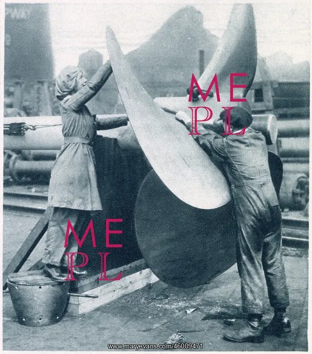 : Polishing a war-ships propeller 1916 : Polishing a war-ships propeller 1916