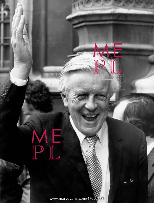 : Politician Jo Grimond waving : Politician Jo Grimond waving