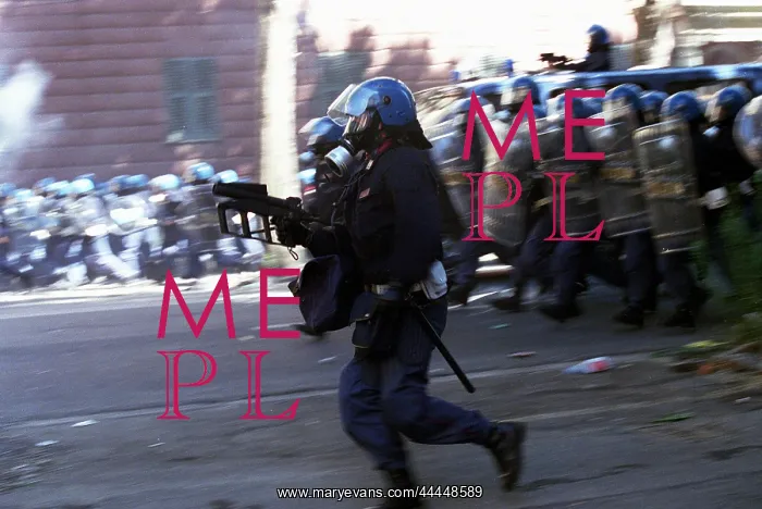 : Polizia Move On Rioters : Polizia Move On Rioters