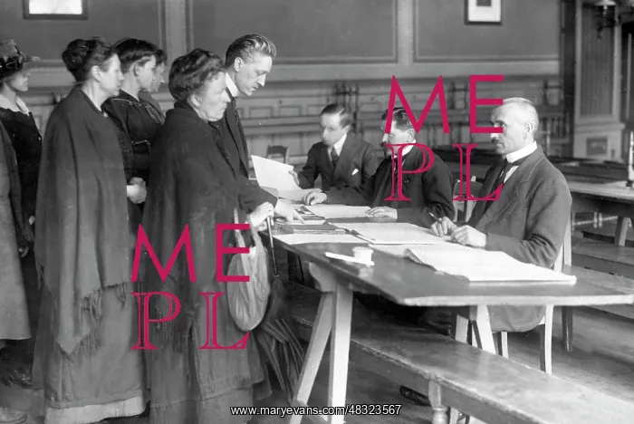 : Polling station in Berlin, 1919 : Polling station in Berlin, 1919
