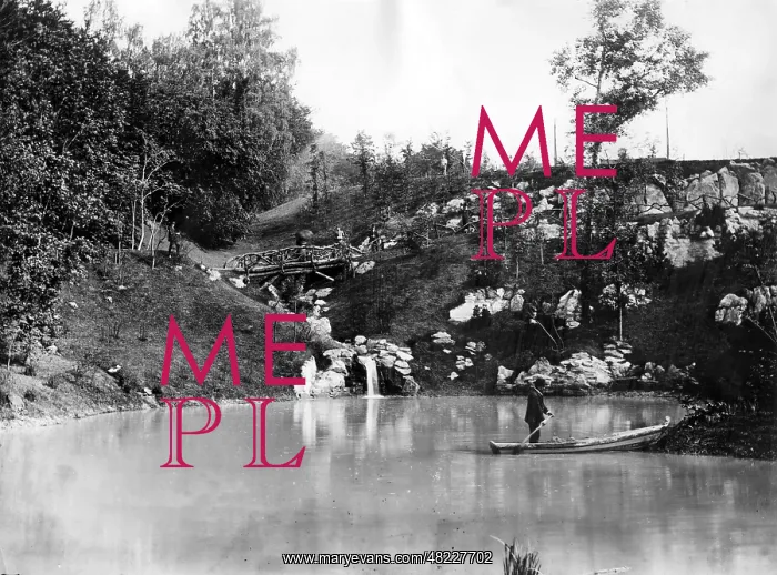 : Pond at the Angel of Peace in Munich : Pond at the Angel of Peace in Munich