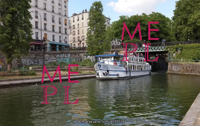 : Pont Eugene-Varlin, Canal Saint-Martin, Paris, France : Pont Eugene-Varlin, Canal Saint-Martin, Paris, France