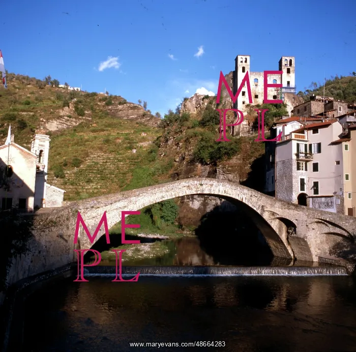 : Ponte Vecchio and the Doria Castle in Dolceacqua : Ponte Vecchio and the Doria Castle in Dolceacqua