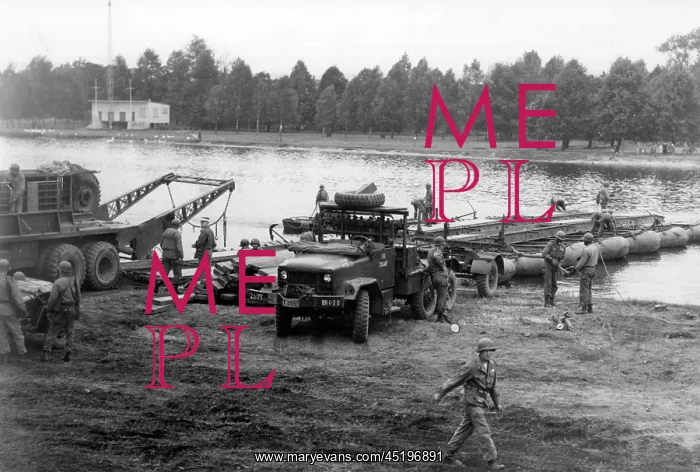: Pontoon bridge of US Army across the Main : Pontoon bridge of US Army across the Main