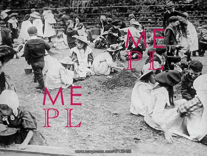 : The Poor Childrens Sandpit in Regent's Park in 1908 : The Poor Childrens Sandpit in Regent's Park in 1908