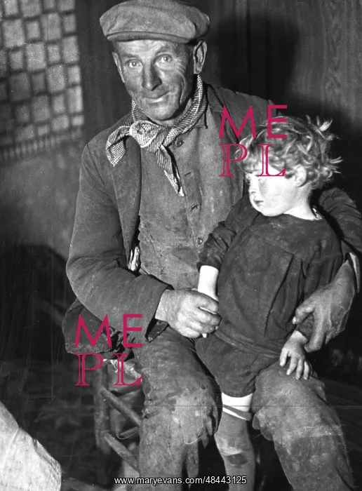 : Poor father with child, 1932 : Poor father with child, 1932