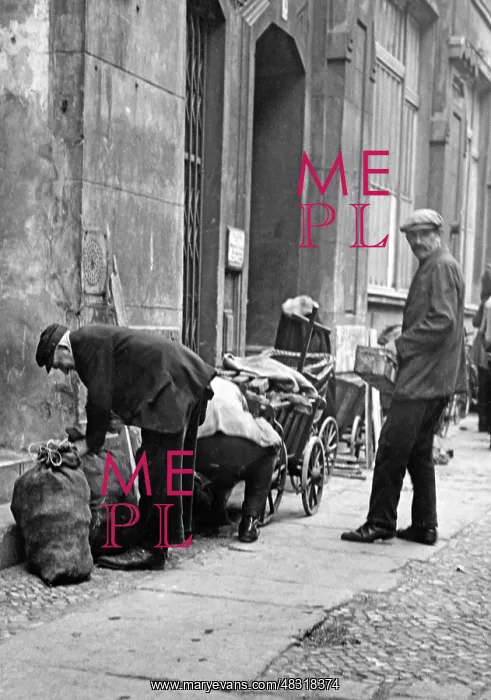 : Poor people at Alexanderplatz, 1931 : Poor people at Alexanderplatz, 1931